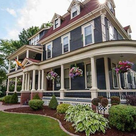 Carriage House Inn Фредериктън Екстериор снимка