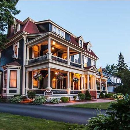 Carriage House Inn Фредериктън Екстериор снимка