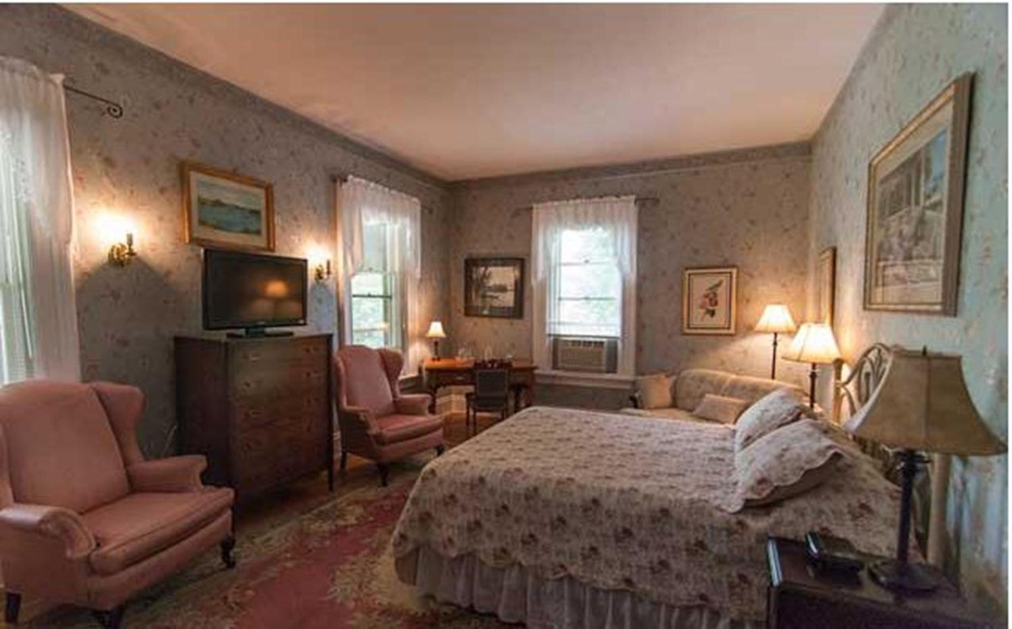 Carriage House Inn Фредериктън Екстериор снимка