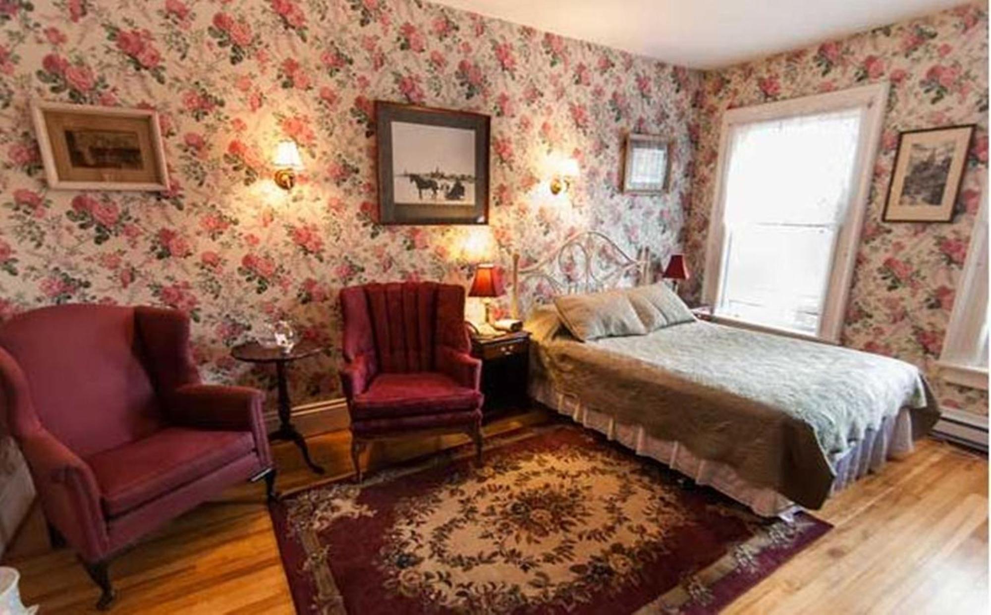 Carriage House Inn Фредериктън Екстериор снимка