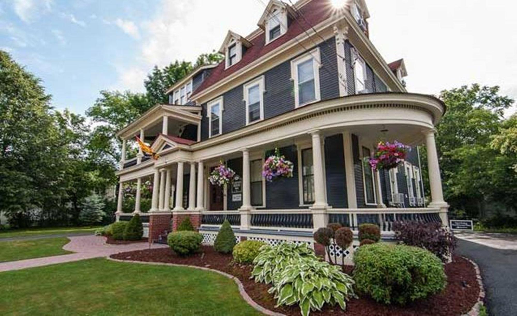Carriage House Inn Фредериктън Екстериор снимка