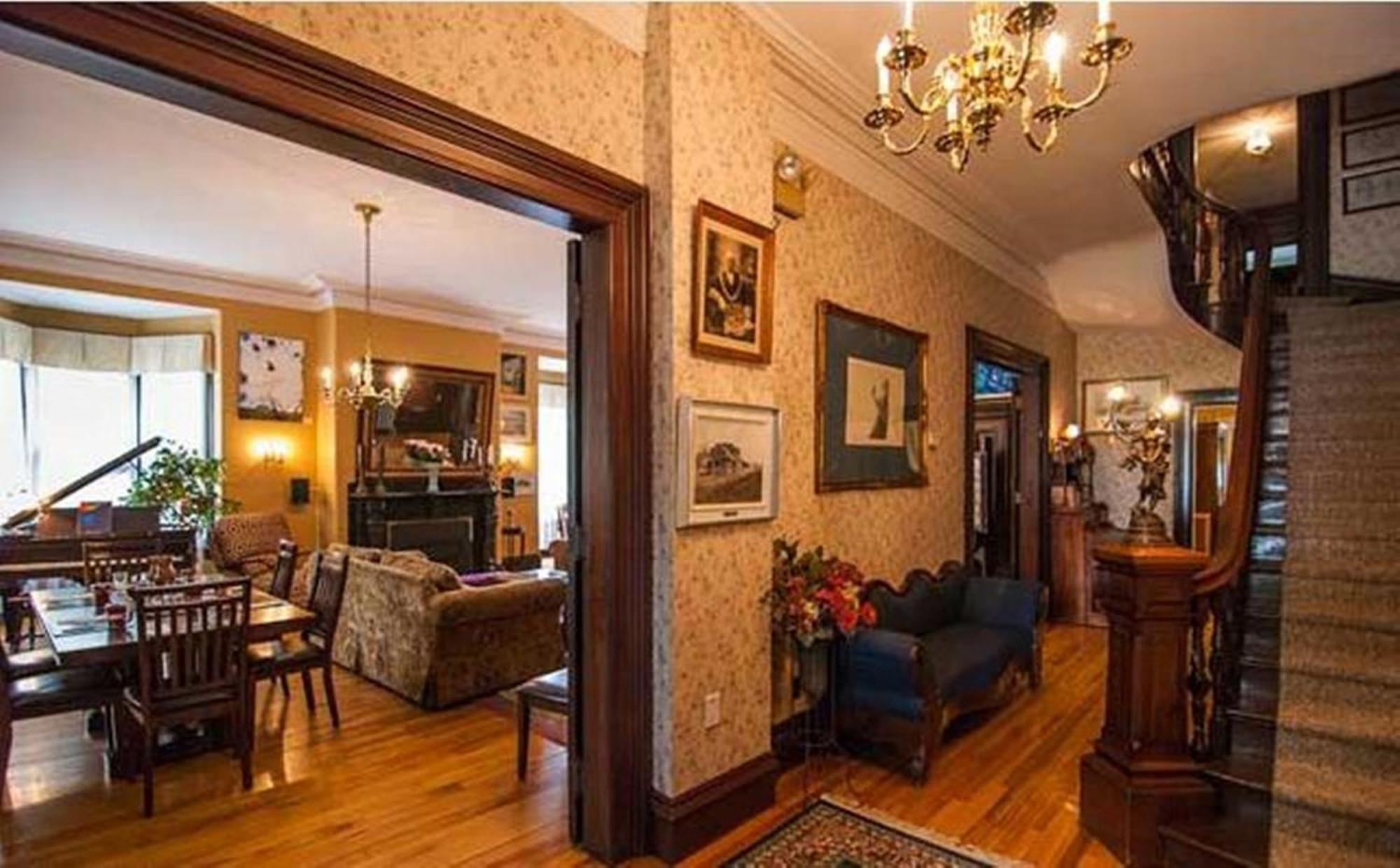 Carriage House Inn Фредериктън Екстериор снимка