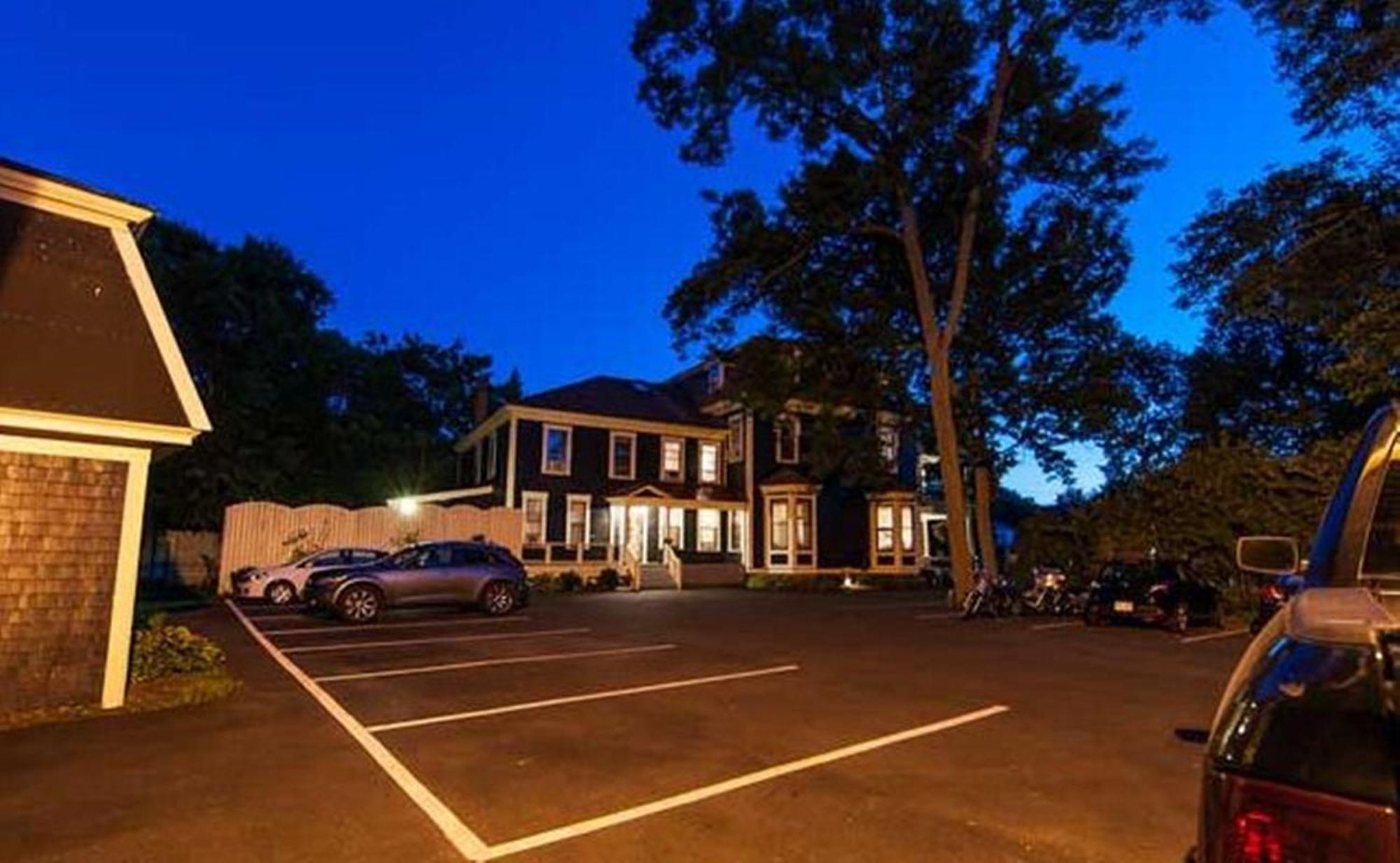 Carriage House Inn Фредериктън Екстериор снимка