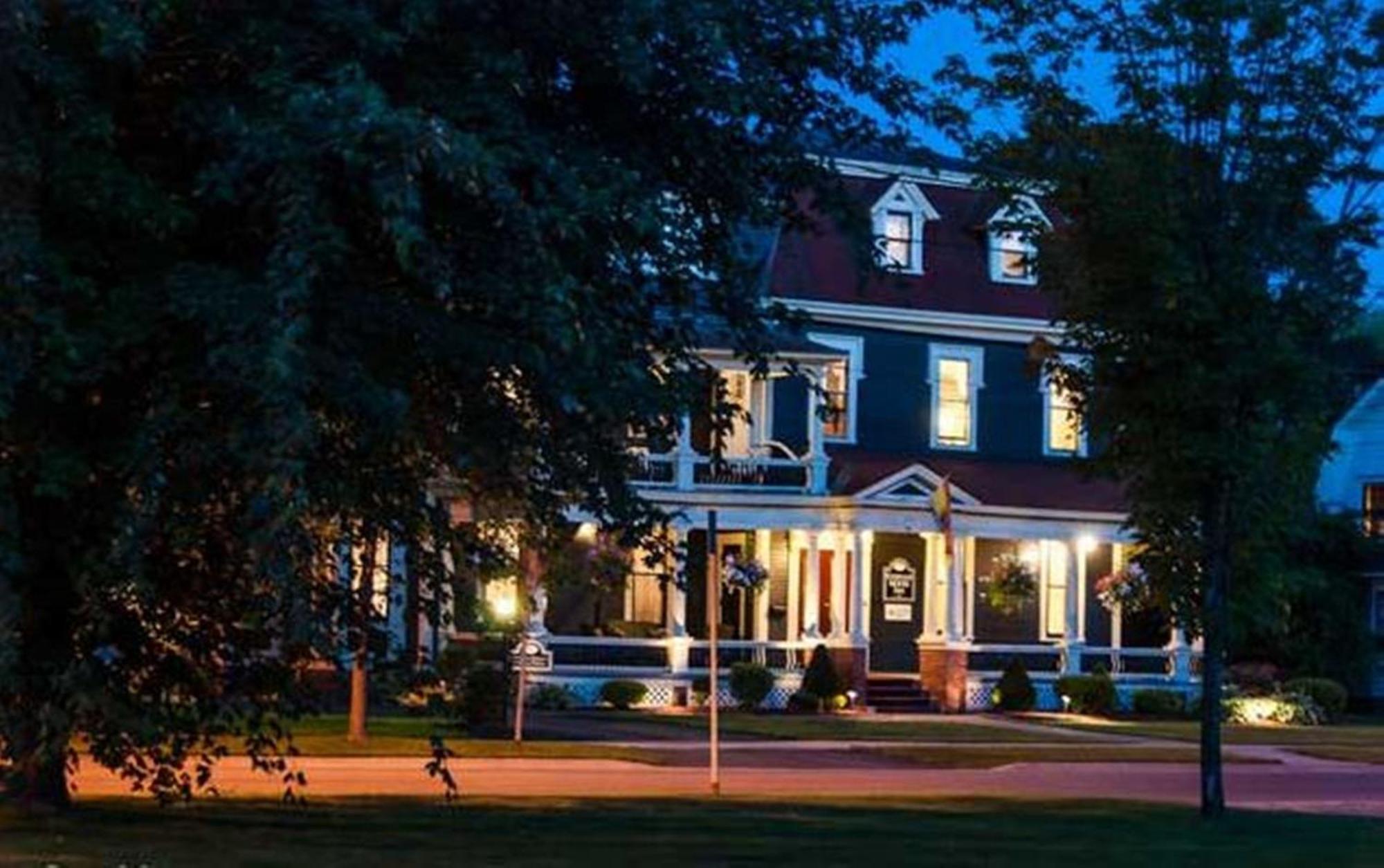 Carriage House Inn Фредериктън Екстериор снимка