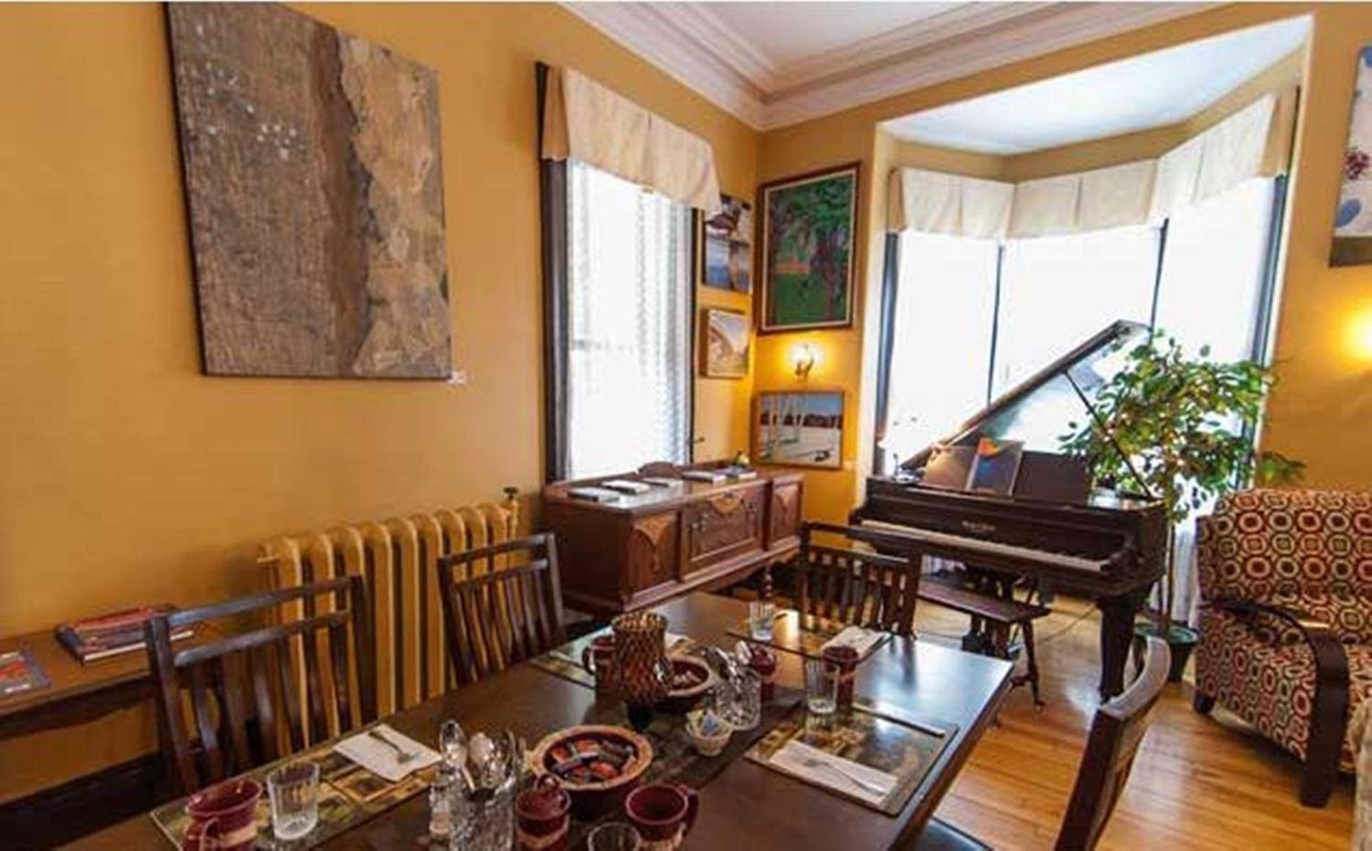 Carriage House Inn Фредериктън Екстериор снимка