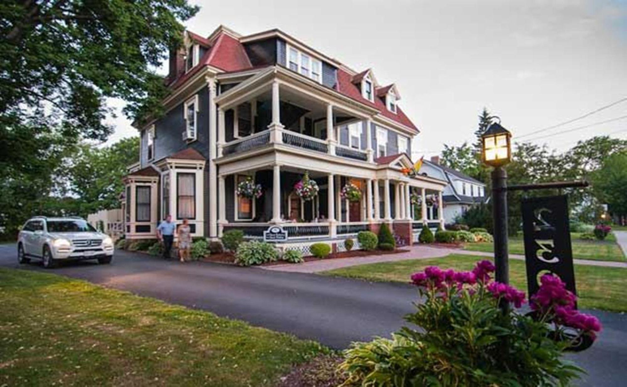 Carriage House Inn Фредериктън Екстериор снимка