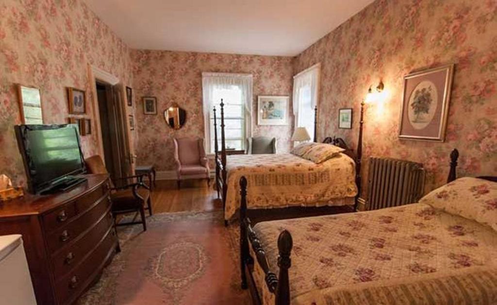 Carriage House Inn Фредериктън Екстериор снимка