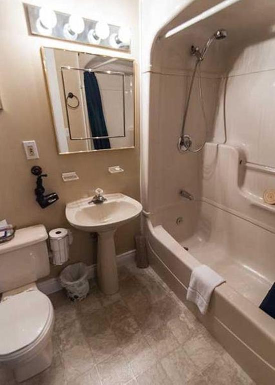 Carriage House Inn Фредериктън Екстериор снимка