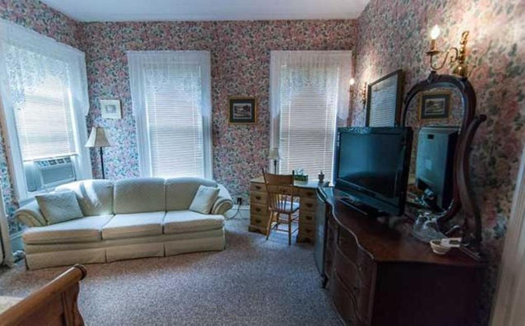 Carriage House Inn Фредериктън Екстериор снимка