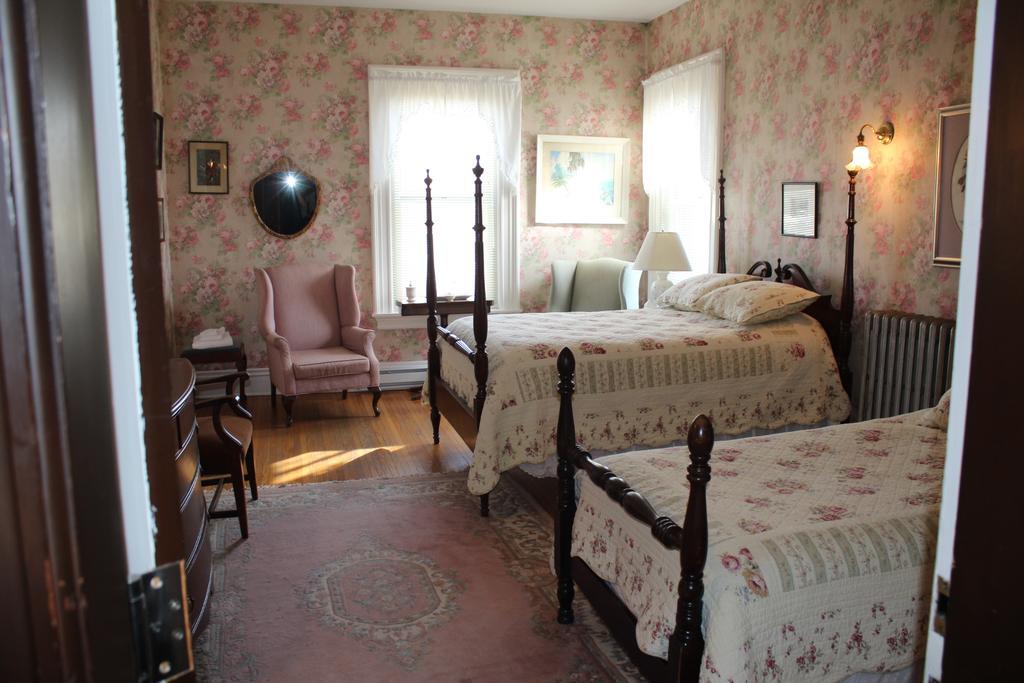Carriage House Inn Фредериктън Екстериор снимка
