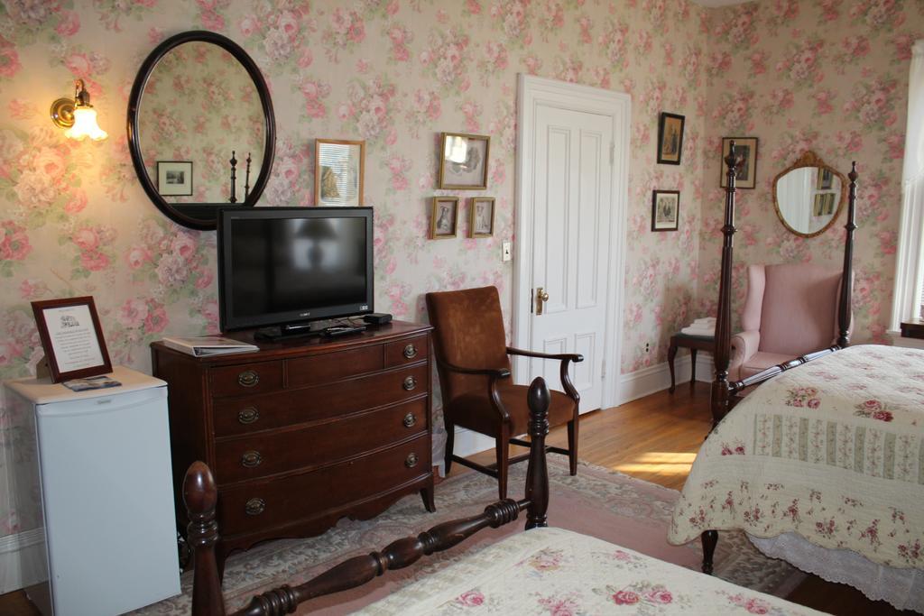 Carriage House Inn Фредериктън Екстериор снимка